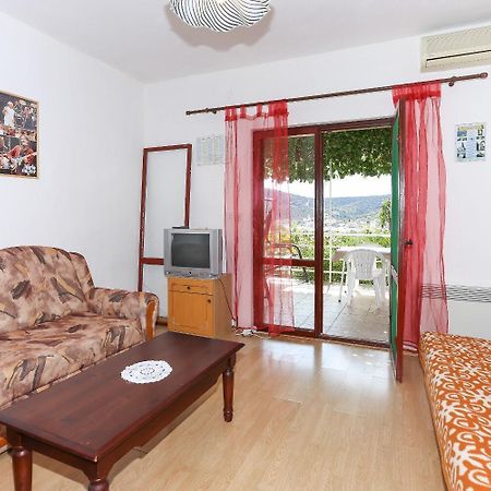 Holiday Home Marcelo-With Terrace Vinisce Bagian luar foto