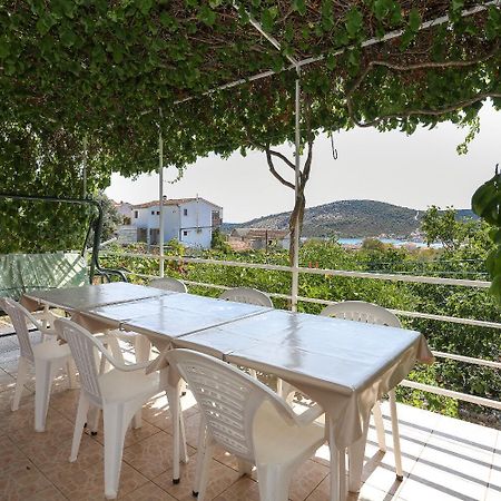 Holiday Home Marcelo-With Terrace Vinisce Bagian luar foto